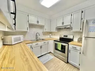 $1,800 | 418 Carolina Beach Avenue North, Unit 2E, Carolina Beach, NC 28428