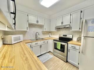 418 Carolina Beach Avenue North, Unit 2E Carolina Beach, NC 28428 - Photo 3 of 13 sea grace 2 12 2