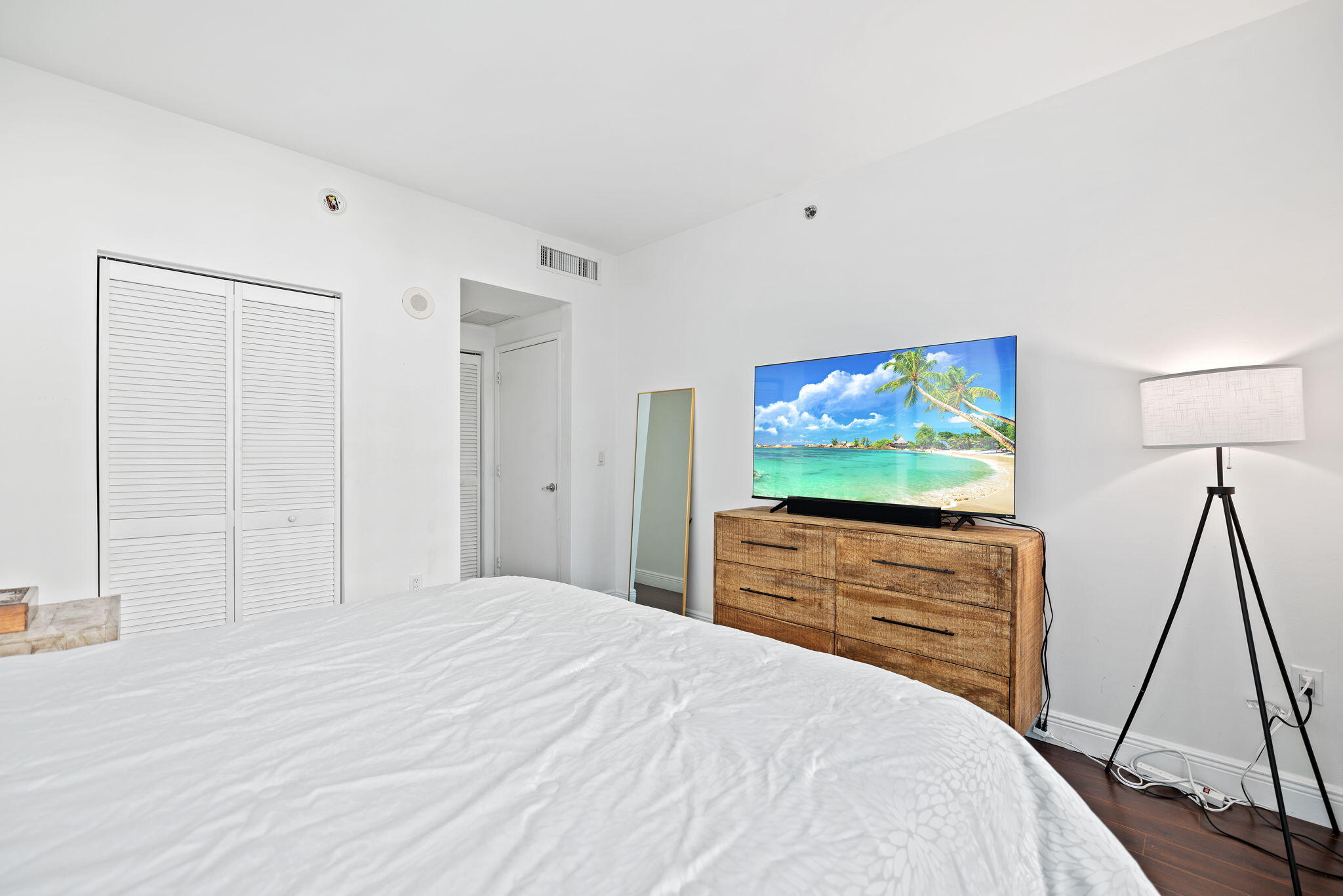 951 Brickell Avenue, Unit 400 Miami, FL 33131 - Photo 22 of 40 a bedroom with a bed and a flat screen tv
