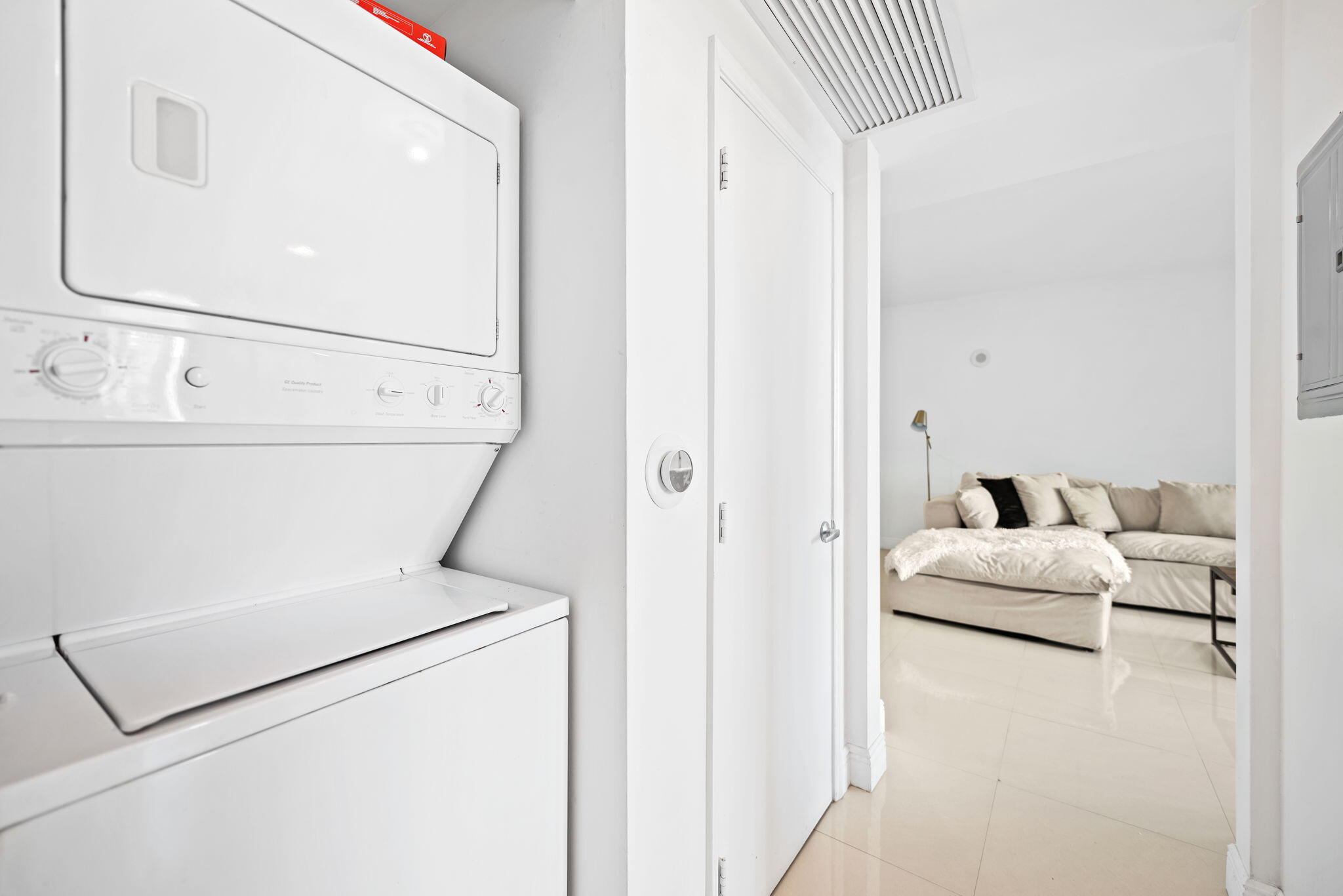 951 Brickell Avenue, Unit 400 Miami, FL 33131 - Photo 25 of 40 a utility room with dryer and washer