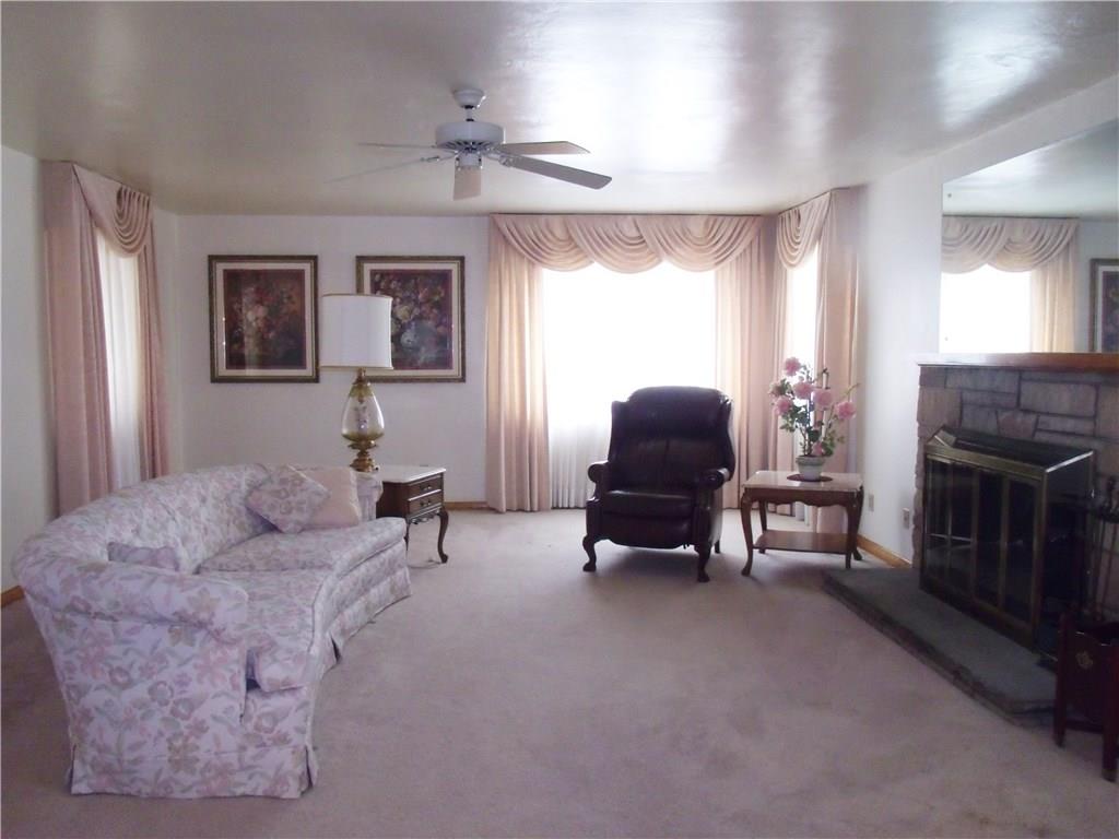 2103 Ridge Road Jeannette, PA 15644 - Photo 4 of 19 Livingroom