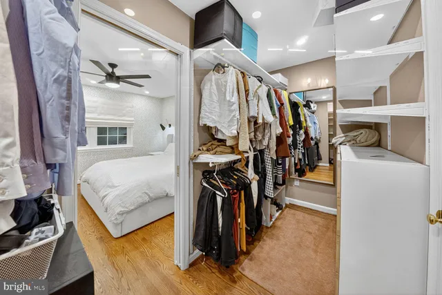 a view of a livingroom with furniture