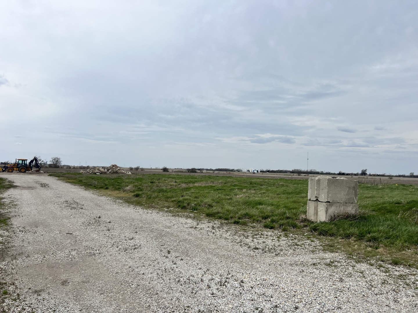 40598 Highway 49 Rankin, IL 60960 - Photo 5 of 9 a view of a field with an ocean
