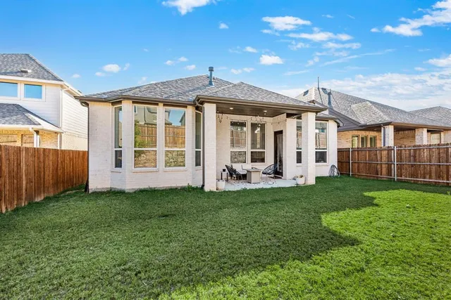 a view of a house with backyard and garden
