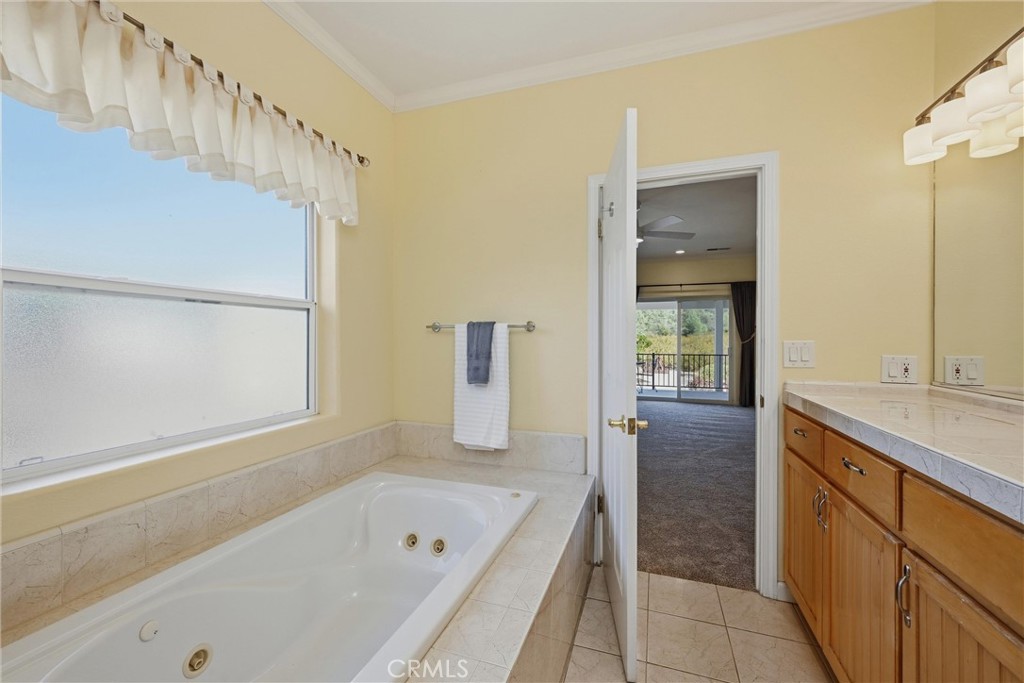 19512 Stonegate Road Hidden Valley Lake, CA 95467 - Photo 30 of 55 Primary bath with jetted tub