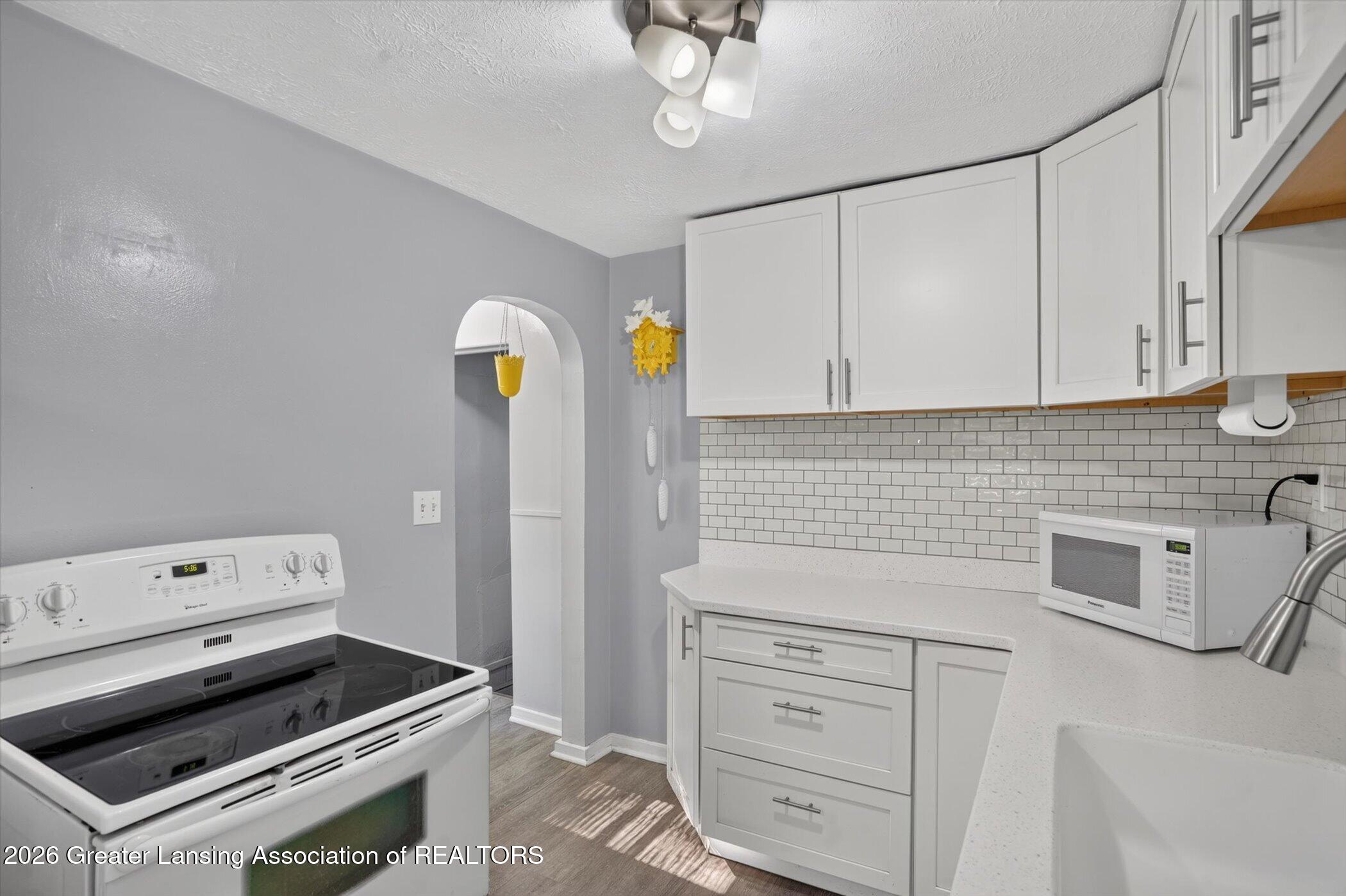 2020 Hamilton Road Okemos, MI 48864 - Photo 13 of 38 14-2020-Hamilton-Rd-WindowStill-Photogra