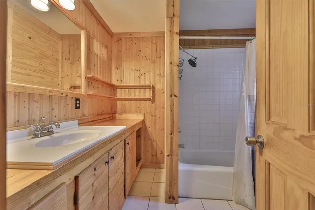 a view of empty room with ceiling fan