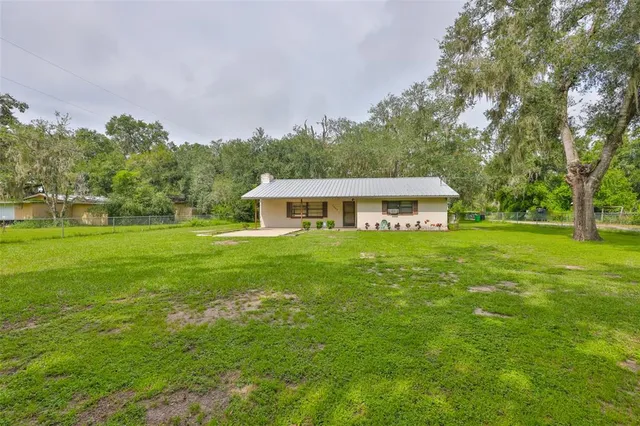 a view of a back yard