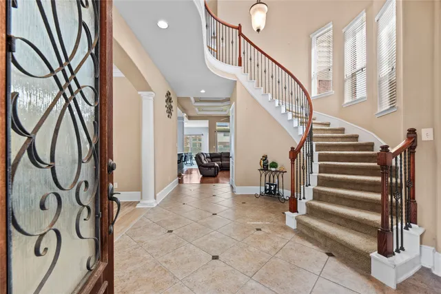 a view of an entryway with livingroom