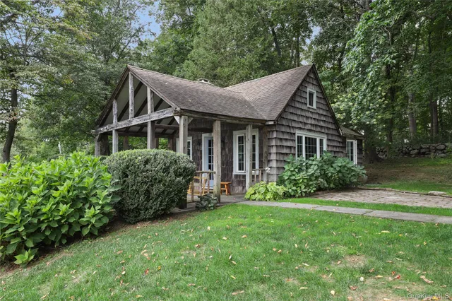 a view of a house with backyard and garden