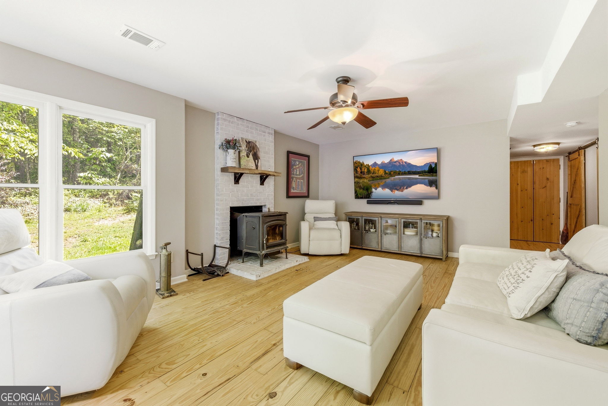 5134 Highway 17 Clarkesville, GA 30523 - Photo 34 of 96 Spacious entertaining space accommodates numerous furniture placements