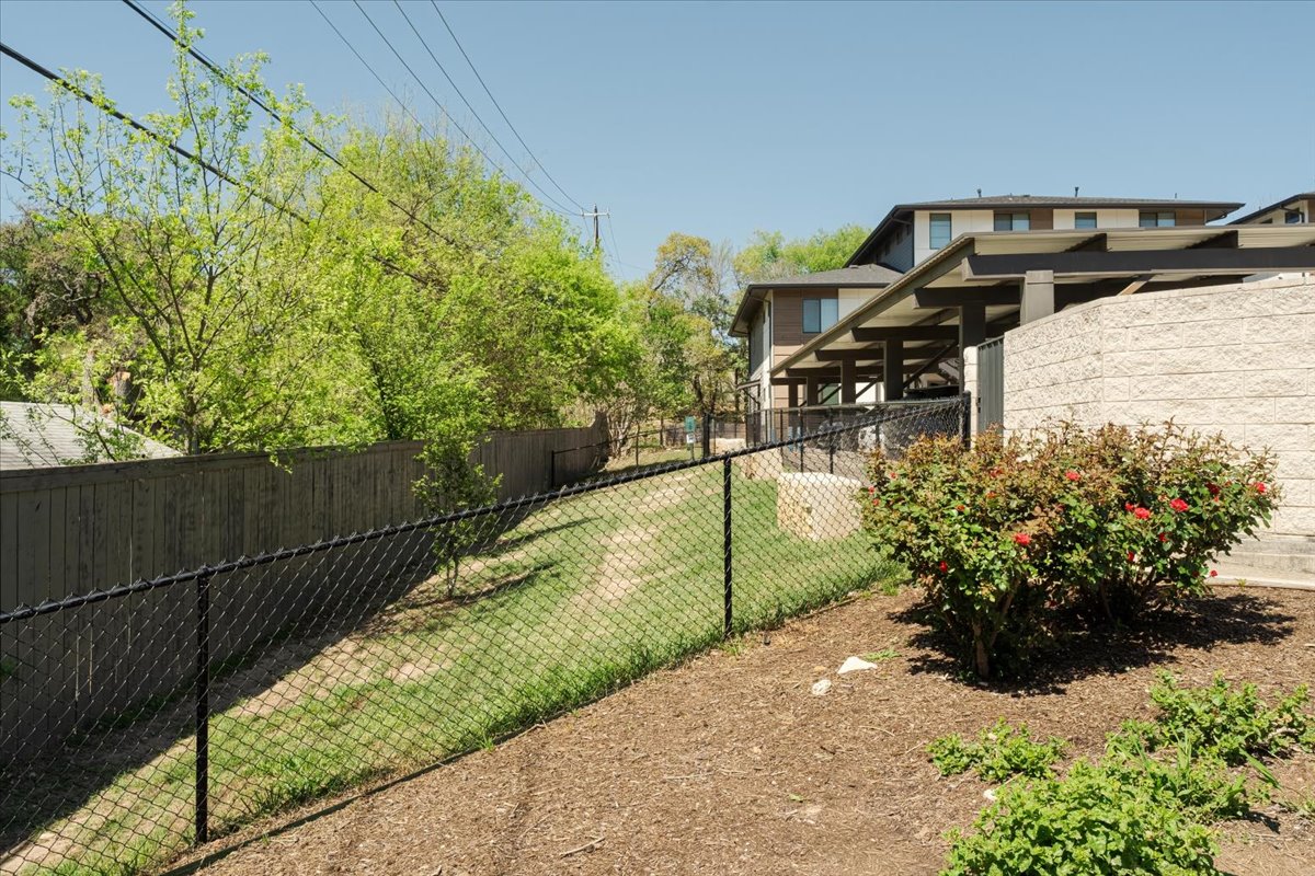 3700 Clawson Road, Unit 301 Austin, TX 78704 - Photo 31 of 35 Dog run area