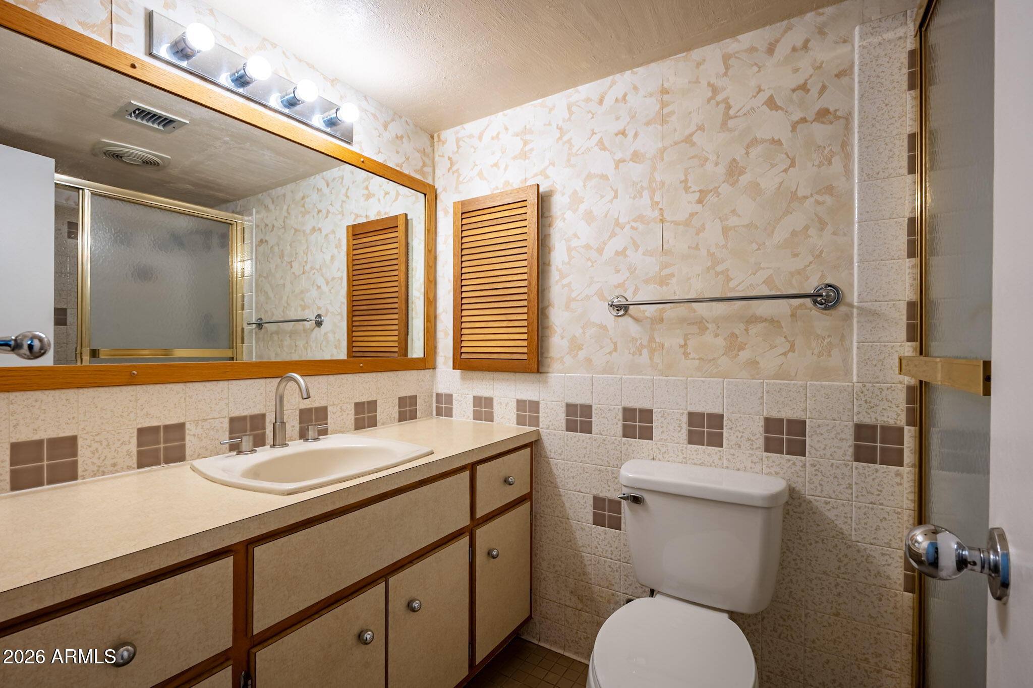 2569 West Berridge Lane, Unit D115 Phoenix, AZ 85017 - Photo 17 of 27 Bathroom