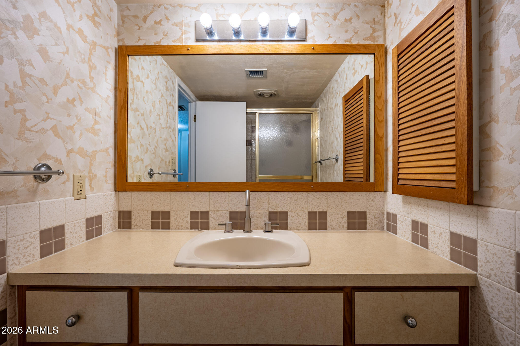 2569 West Berridge Lane, Unit D115 Phoenix, AZ 85017 - Photo 18 of 27 Bathroom