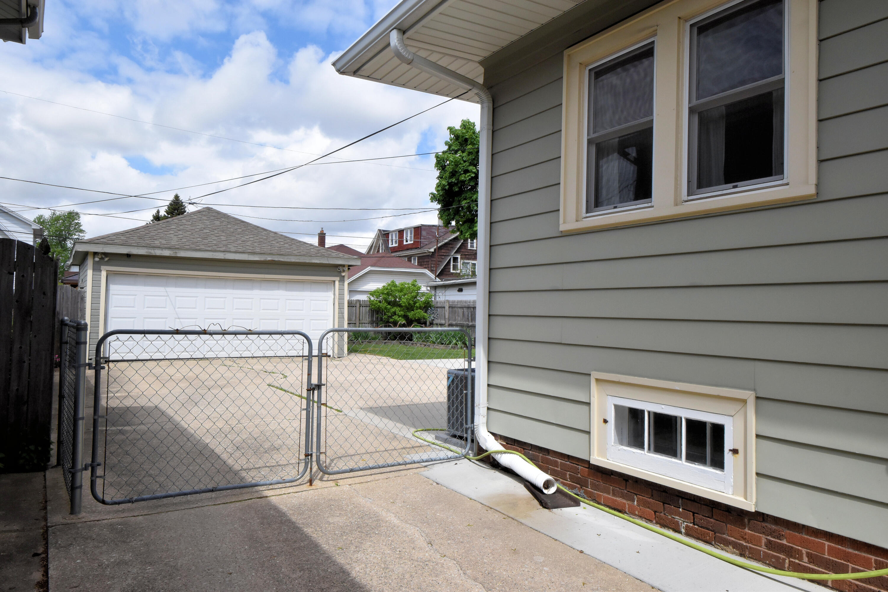 1224 West Lawn Avenue Racine, WI 53405 - Photo 45 of 46 Side view