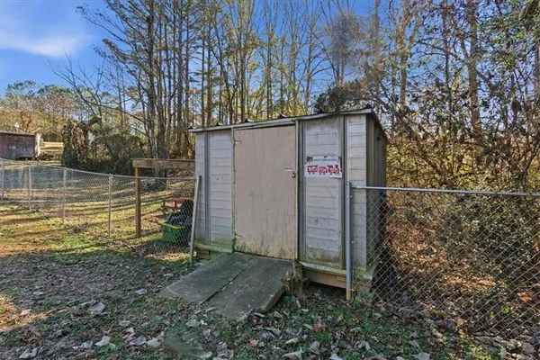 a view of a backyard