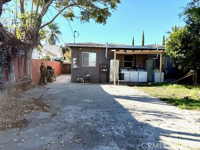 a view of a house with backyard and a tree