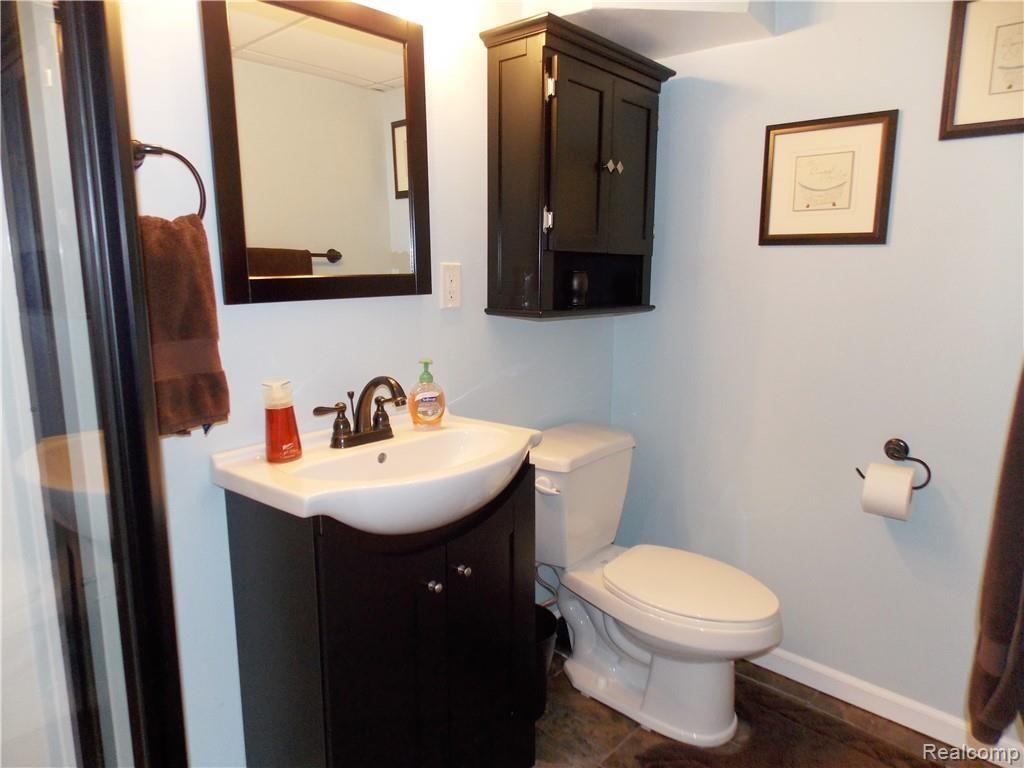 32456 Ridgefield Avenue Warren, MI 48088 - Photo 27 of 41 2nd Full Bath