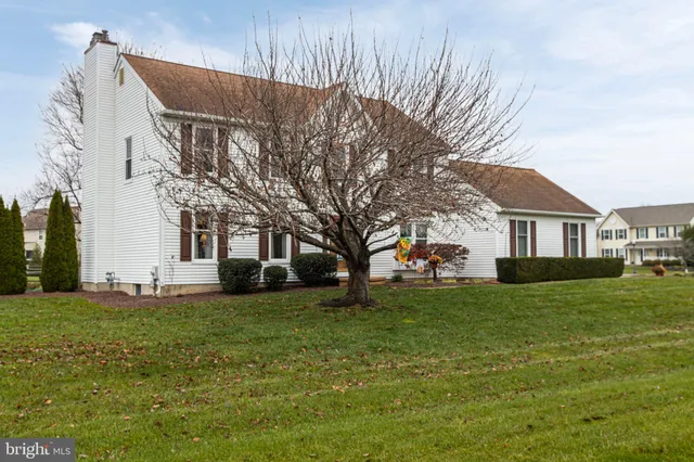 a view of a yard in front of a house