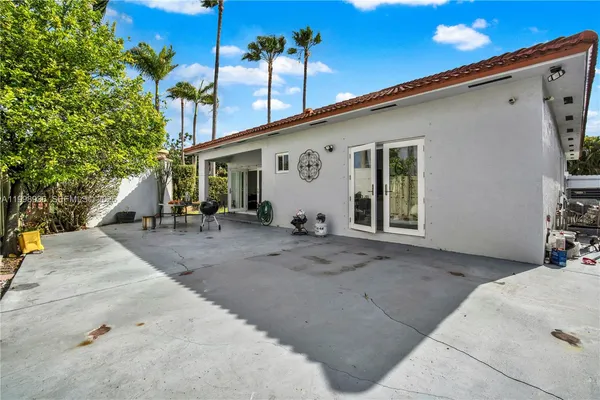 a view of a house with backyard and sitting area