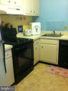 1357 Northgate Square Reston, VA 20190 - Photo 12 of 26 Kitchen