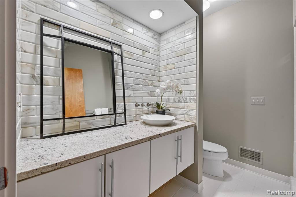 4176 Oak Tree Circle Rochester, MI 48306 - Photo 13 of 49