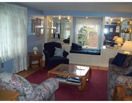 417 Manordale Road Upper St. Clair, PA 15241 - Photo 8 of 18 Living Room.