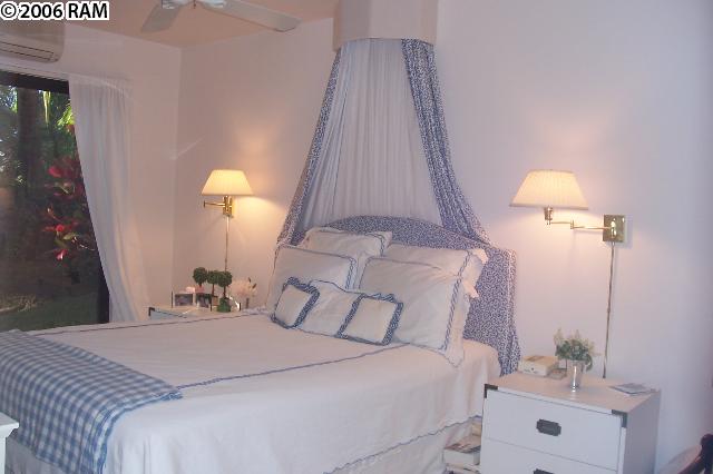 101 Hui Rd F, Unit F KIPA VILLAGE B2 Lahaina, HI 96761 - Photo 8 of 10 a bedroom with a bed and a lamp