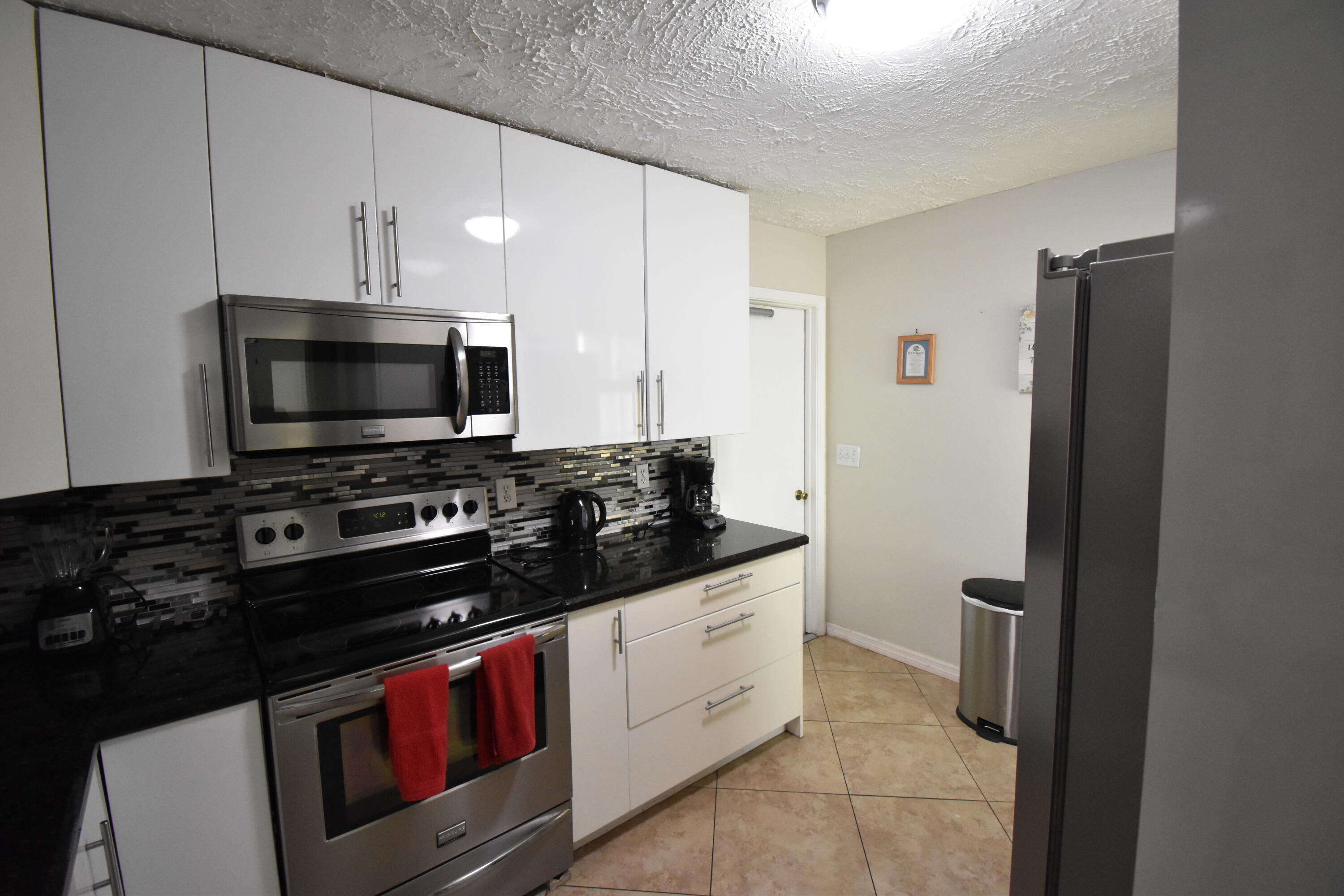 9426 Southampton Place Boca Raton, FL 33434 - Photo 6 of 36 DSC_0050