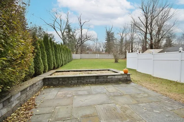 a view of a yard with a sitting area