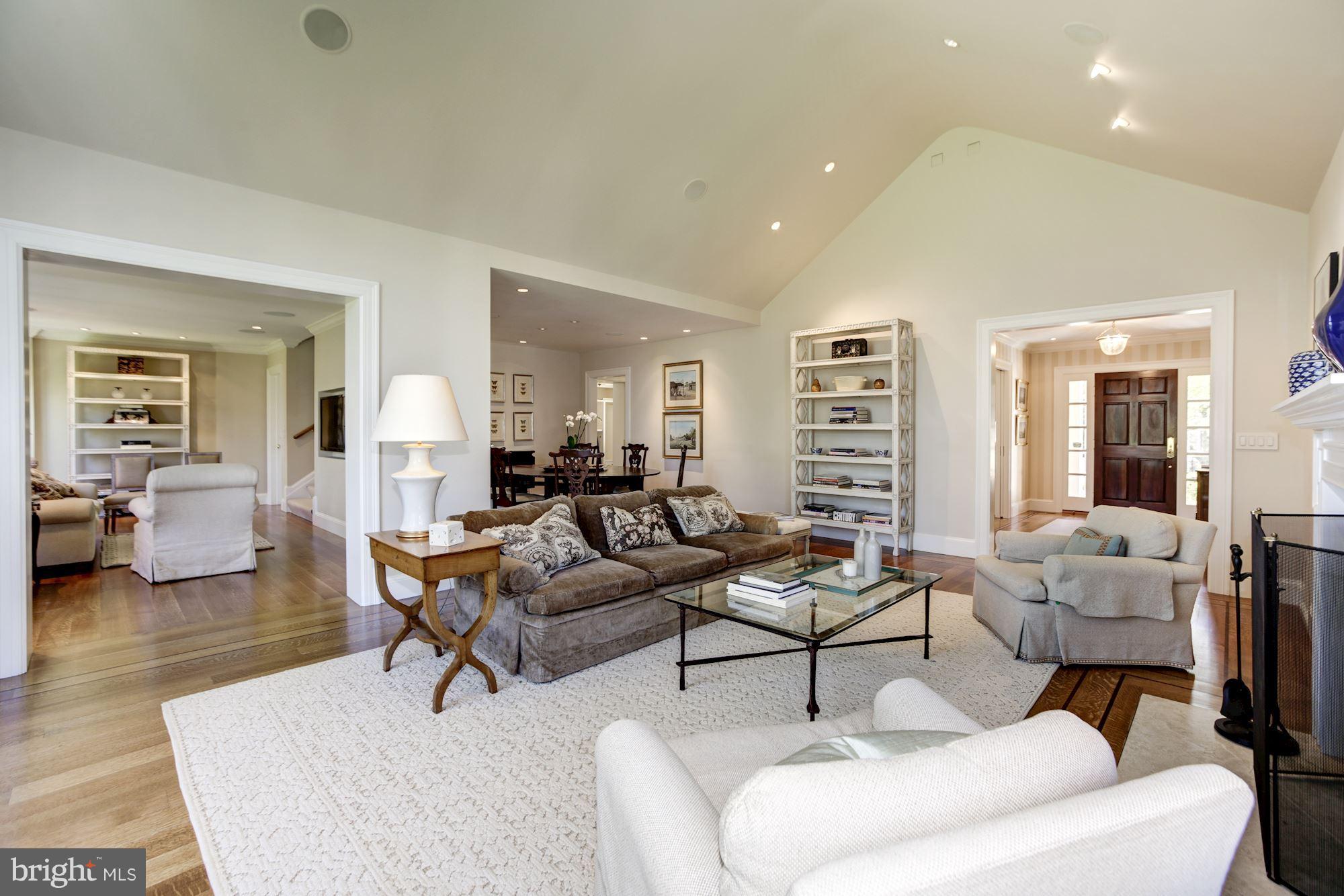 3110 Chain Bridge Road Northwest Washington, DC 20016 - Photo 7 of 30 Living Room