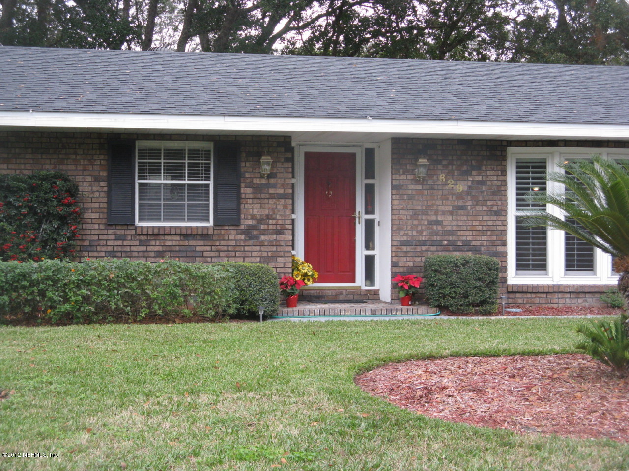 a view front of house with a yard