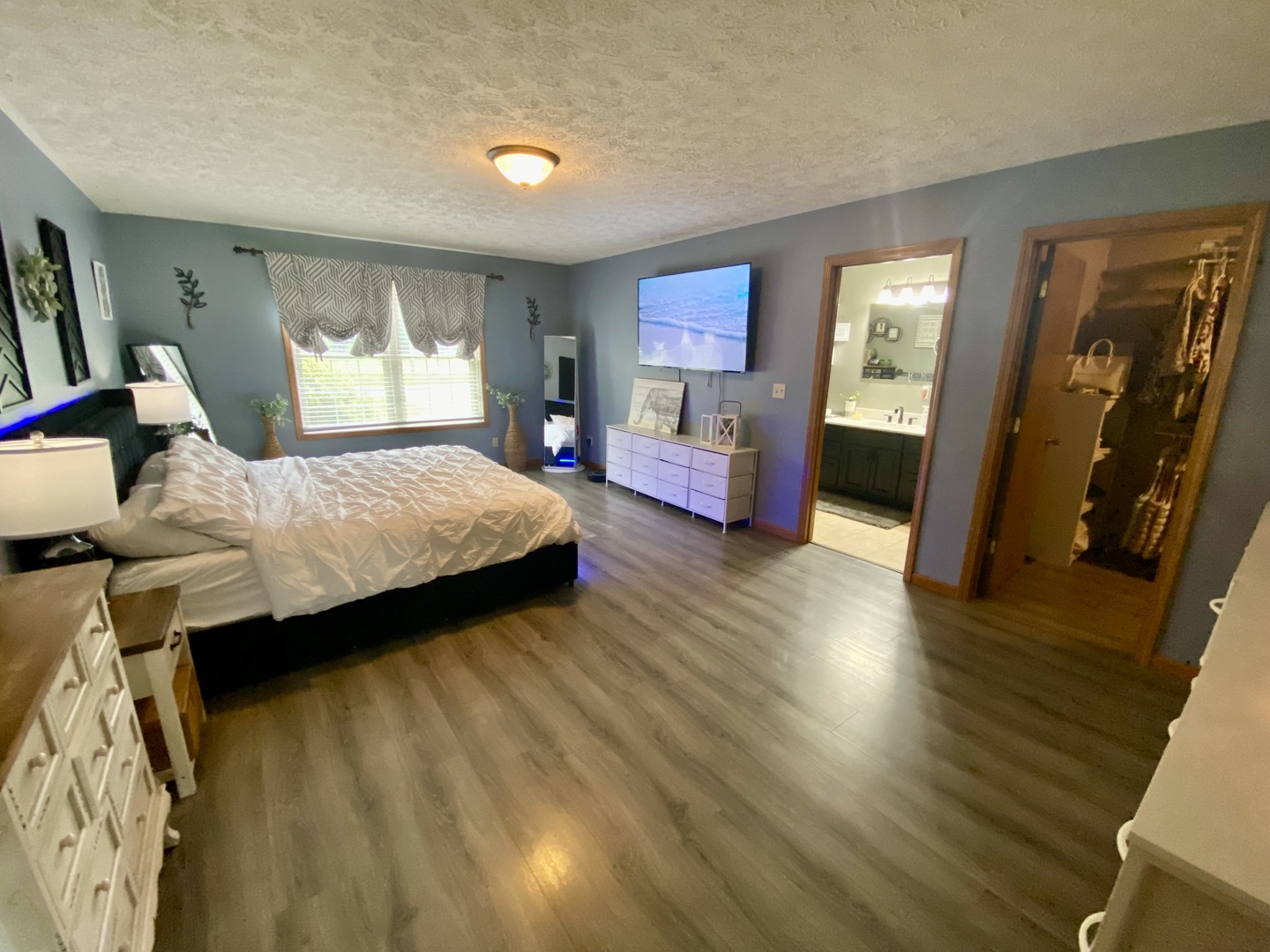 7645 Noltings Road Centralia, IL 62801 - Photo 10 of 18 a bedroom with a bed and wooden floor