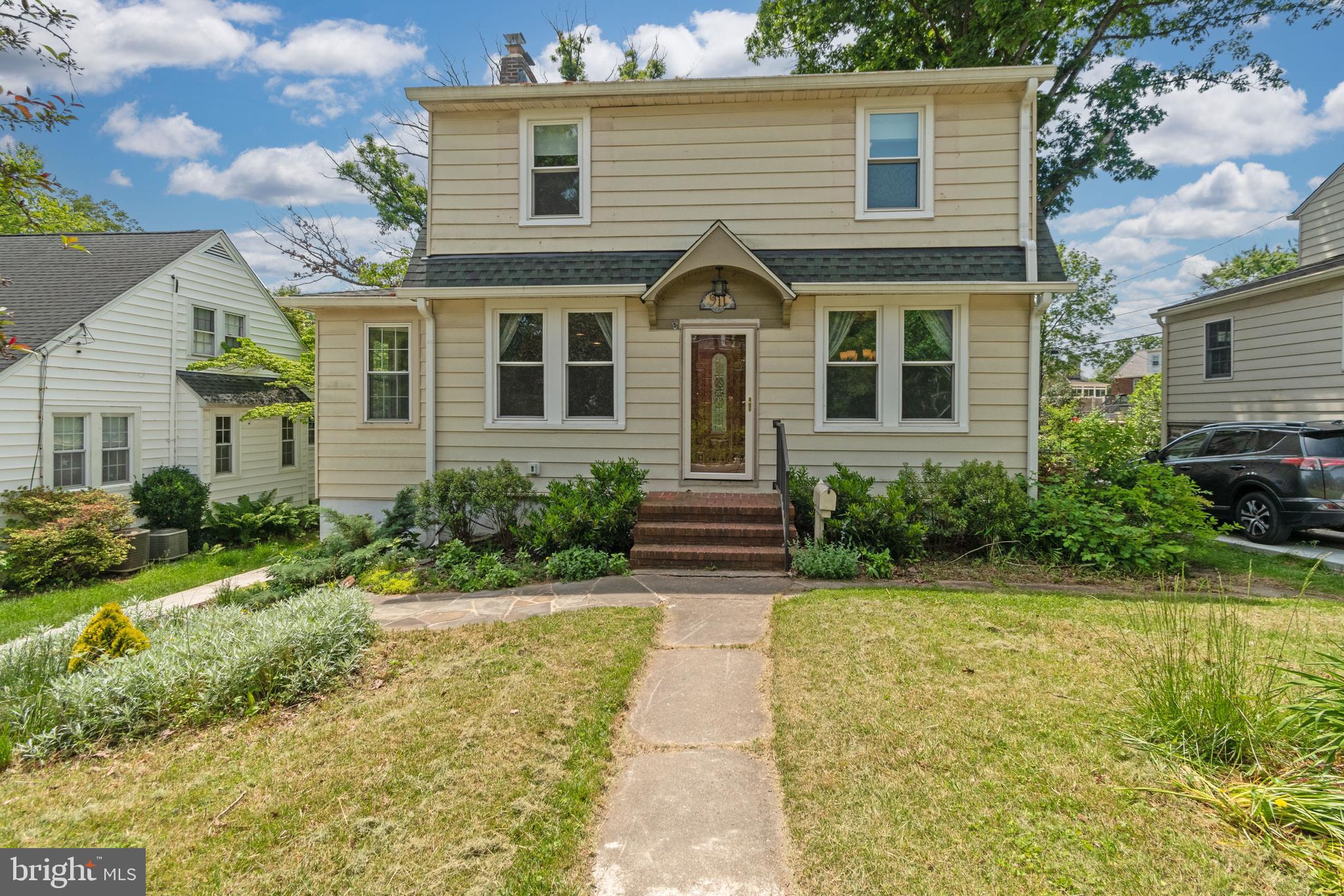 Welcome to 911 Regester Ave