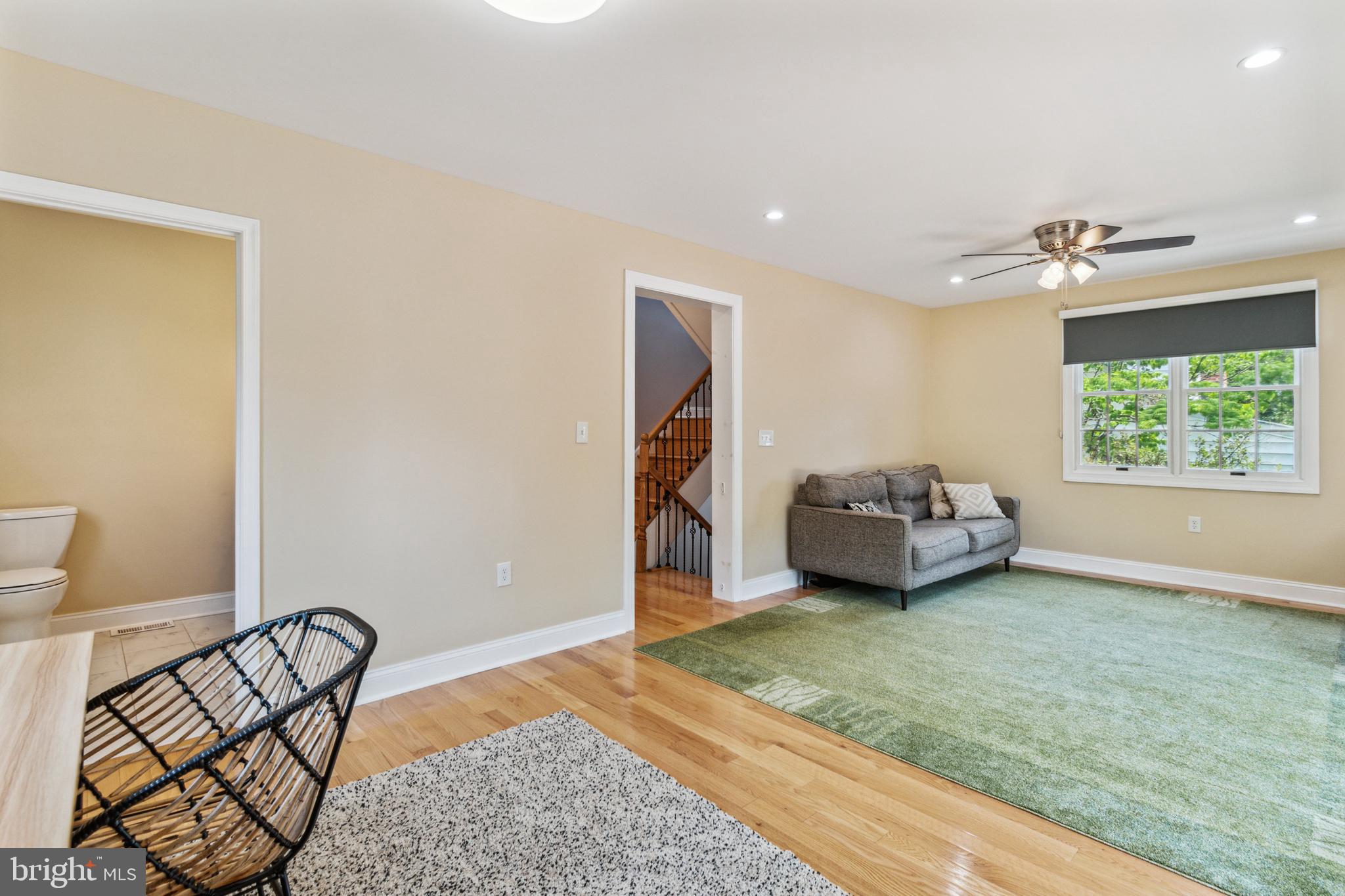 911 Regester Avenue Baltimore, MD 21239 - Photo 15 of 40 Space for entertaining and office space