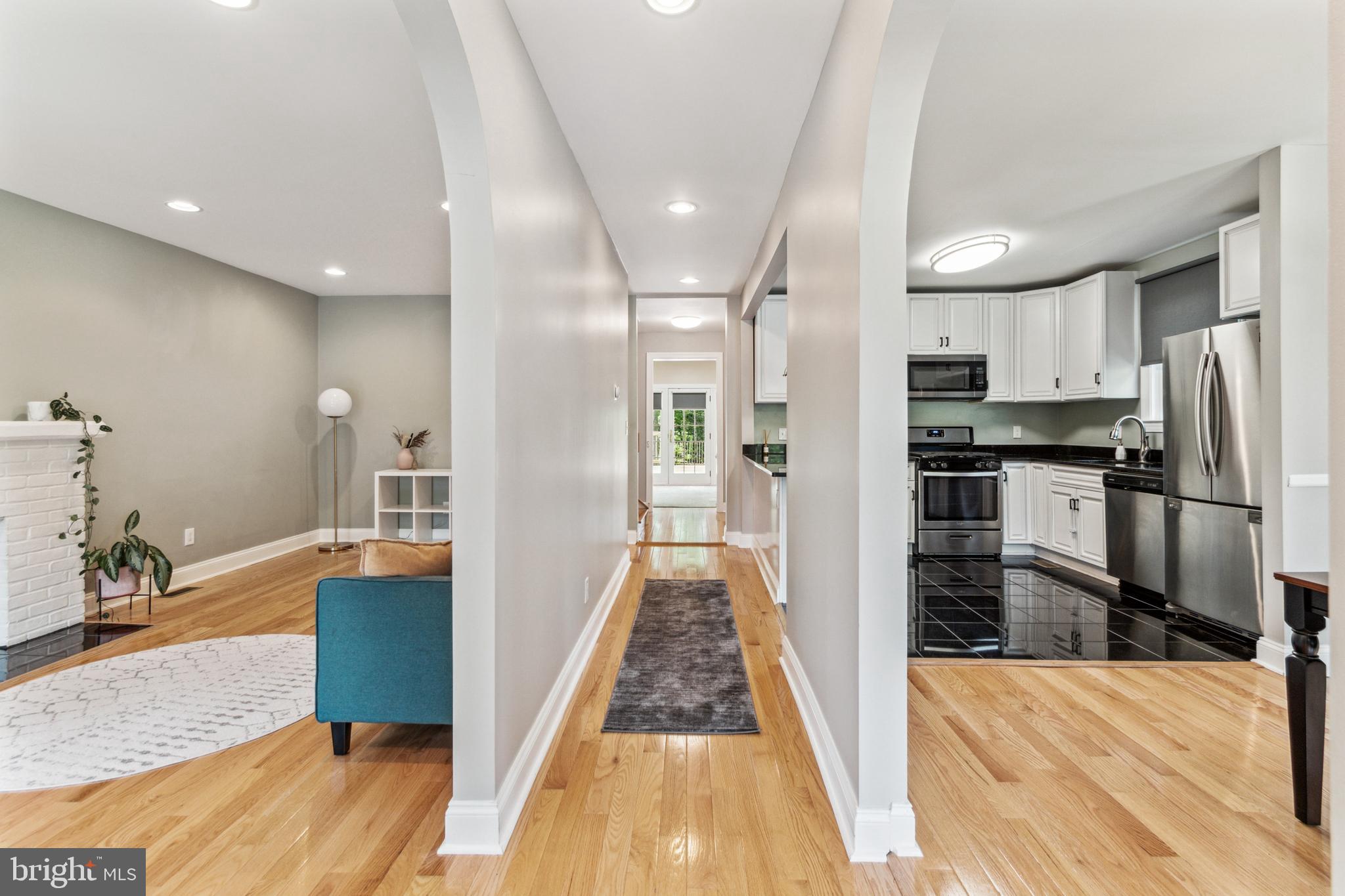 911 Regester Avenue Baltimore, MD 21239 - Photo 8 of 40 Center hall entrance