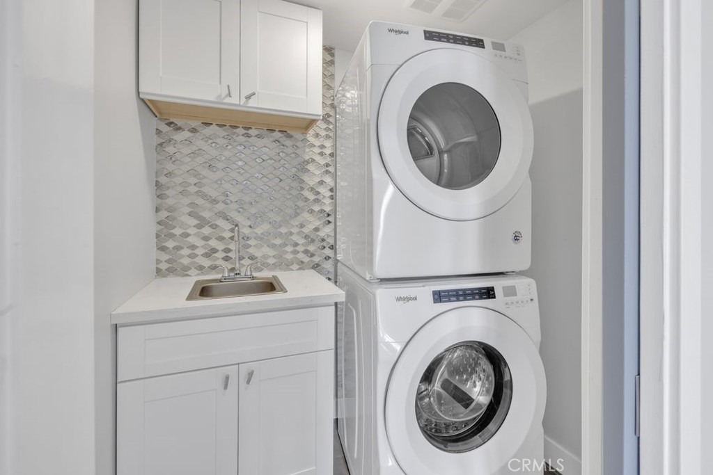 2909 Nipomo Avenue Long Beach, CA 90815 - Photo 22 of 41 a utility room with dryer and washer