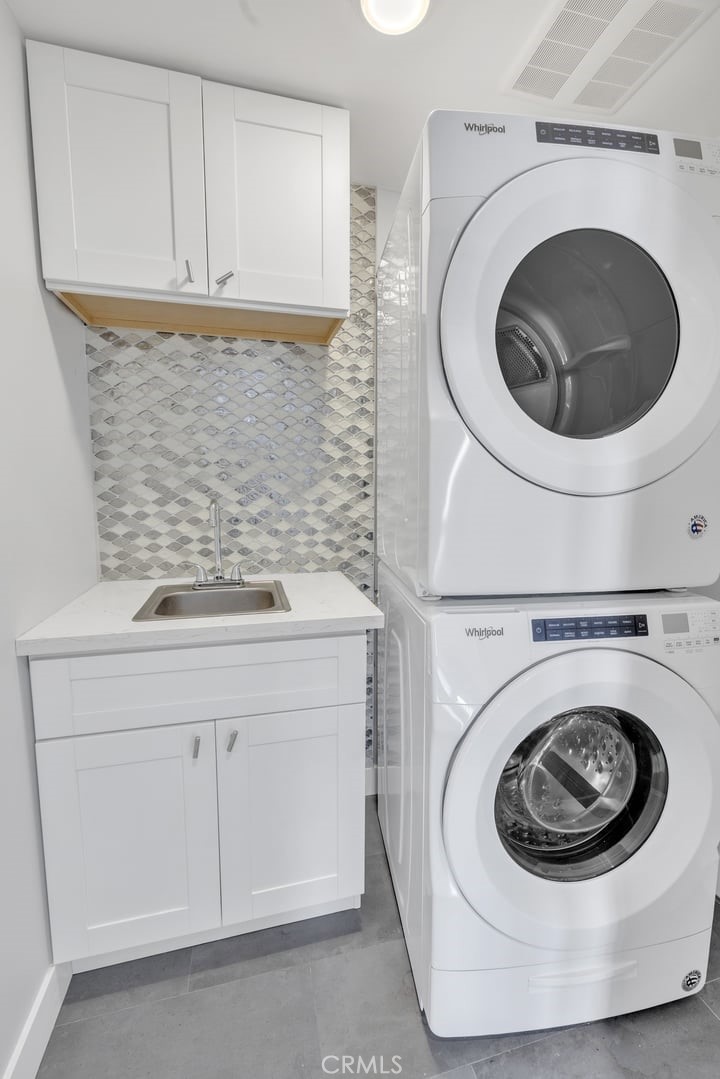 2909 Nipomo Avenue Long Beach, CA 90815 - Photo 23 of 41 a utility room with dryer and washer