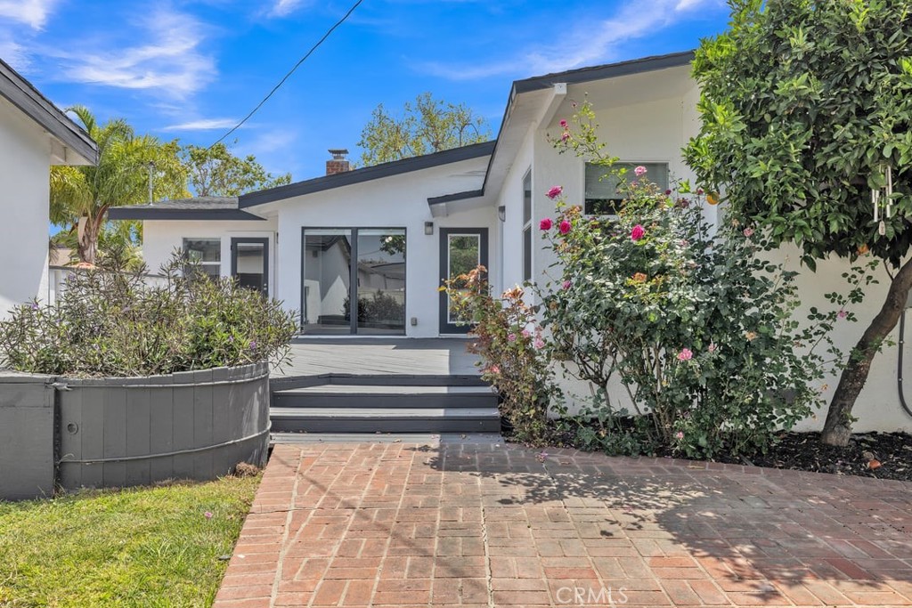 2909 Nipomo Avenue Long Beach, CA 90815 - Photo 38 of 41 a front view of a house with plants