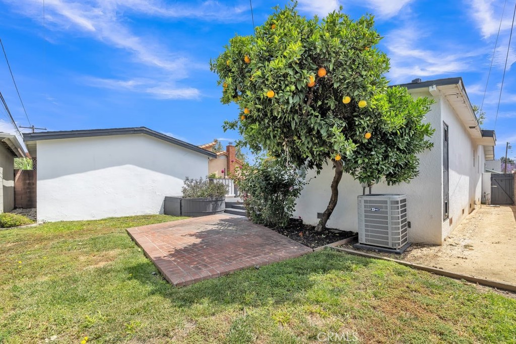2909 Nipomo Avenue Long Beach, CA 90815 - Photo 39 of 41 a view of a backyard of the house