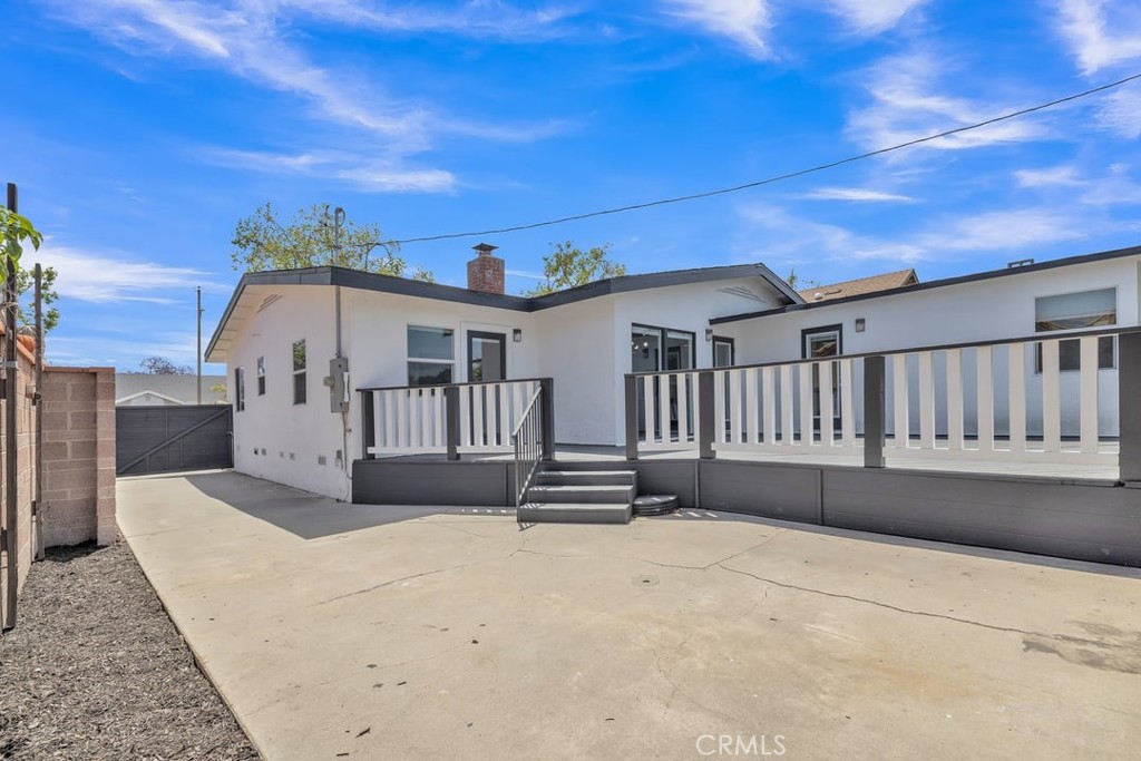 2909 Nipomo Avenue Long Beach, CA 90815 - Photo 41 of 41 a view of a house with a balcony