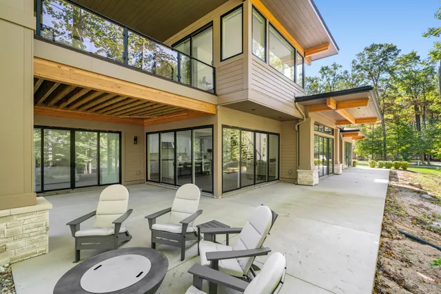 $2,100,000 | 17 Stonebridge Drive, Unit 17, Charlevoix, MI 49720