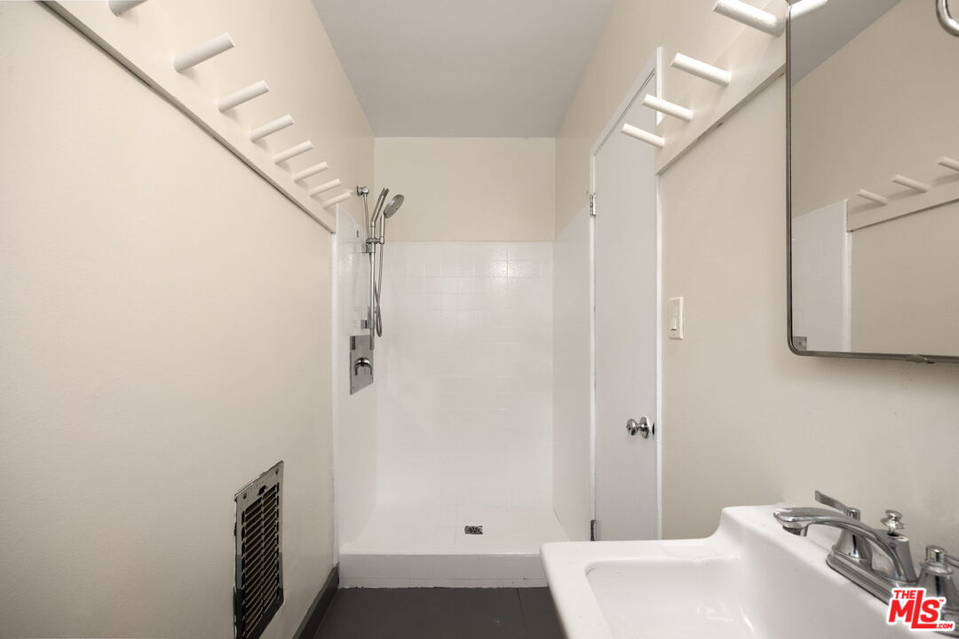 161 West Channel Road, Unit 5 Santa Monica, CA 90402 - Photo 18 of 21