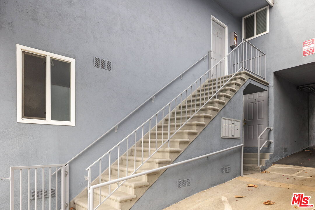 161 West Channel Road, Unit 5 Santa Monica, CA 90402 - Photo 3 of 21