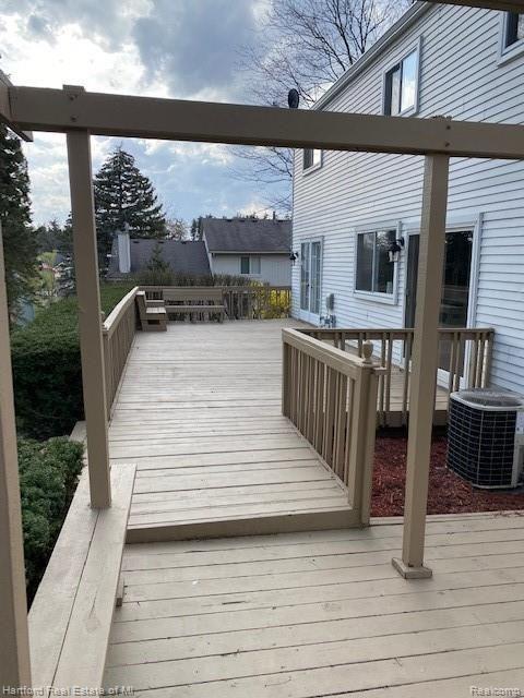 37354 Chesapeake Road Farmington Hills, MI 48335 - Photo 6 of 21