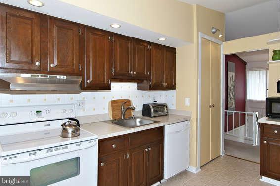 9445 Kilimanjaro Road Columbia, MD 21045 - Photo 10 of 28 Kitchen