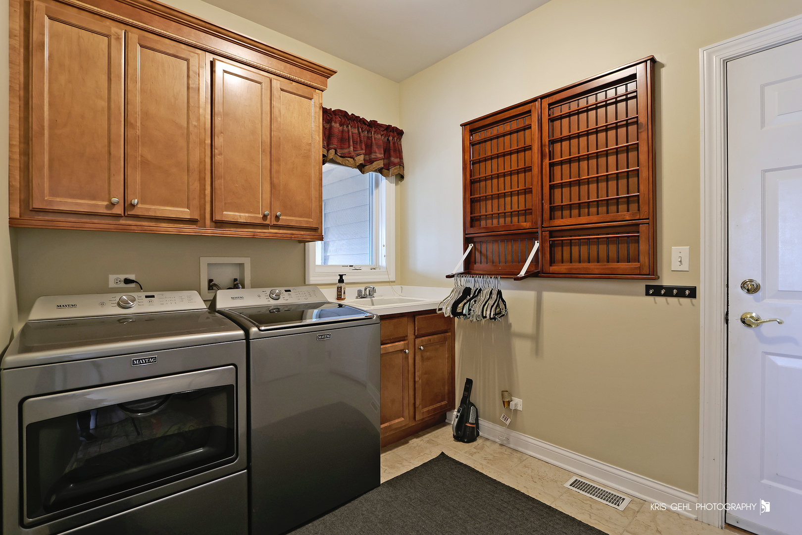 1265 Bayshore Drive Antioch, IL 60002 - Photo 20 of 42 a utility room with dryer and washer
