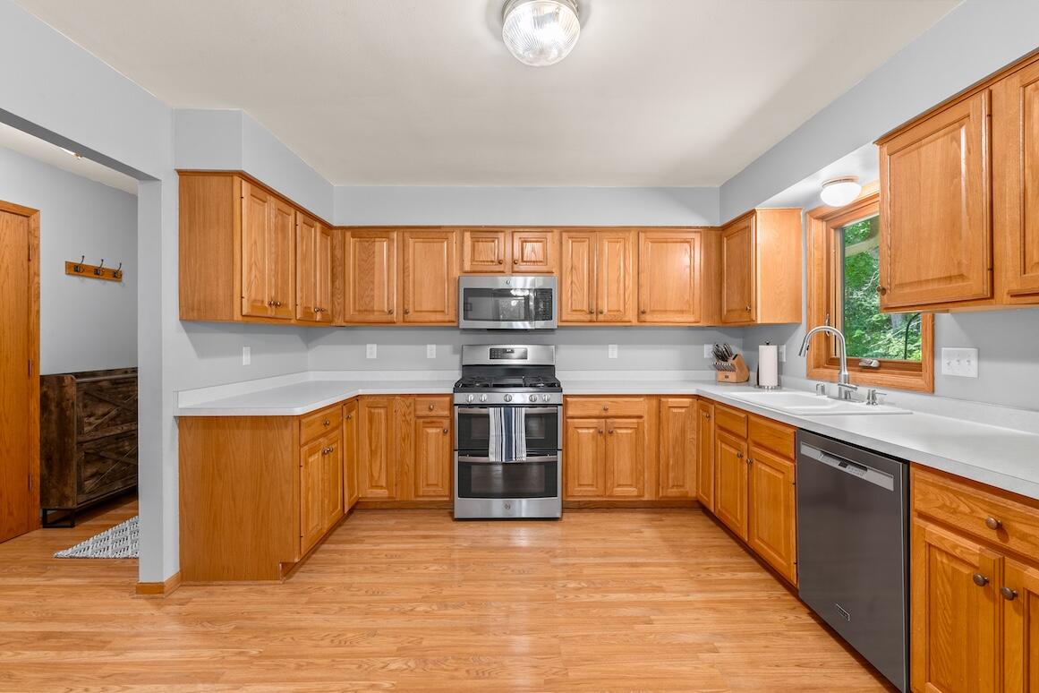 126 North Lapham Peak Road Delafield, WI 53018 - Photo 18 of 38 Kitchen 2
