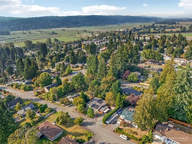 a black and white photo of a living room