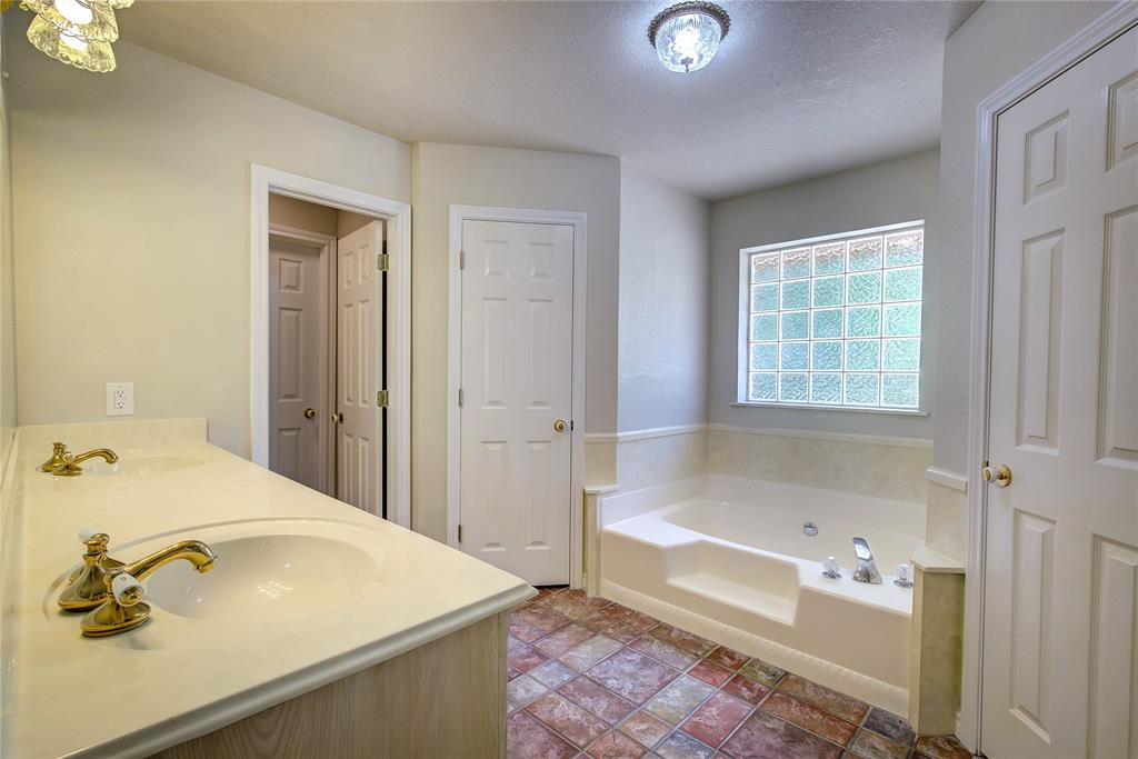 225 Rs County Road 1278 Emory, TX 75440 - Photo 29 of 36 a bathroom with a tub and a sink